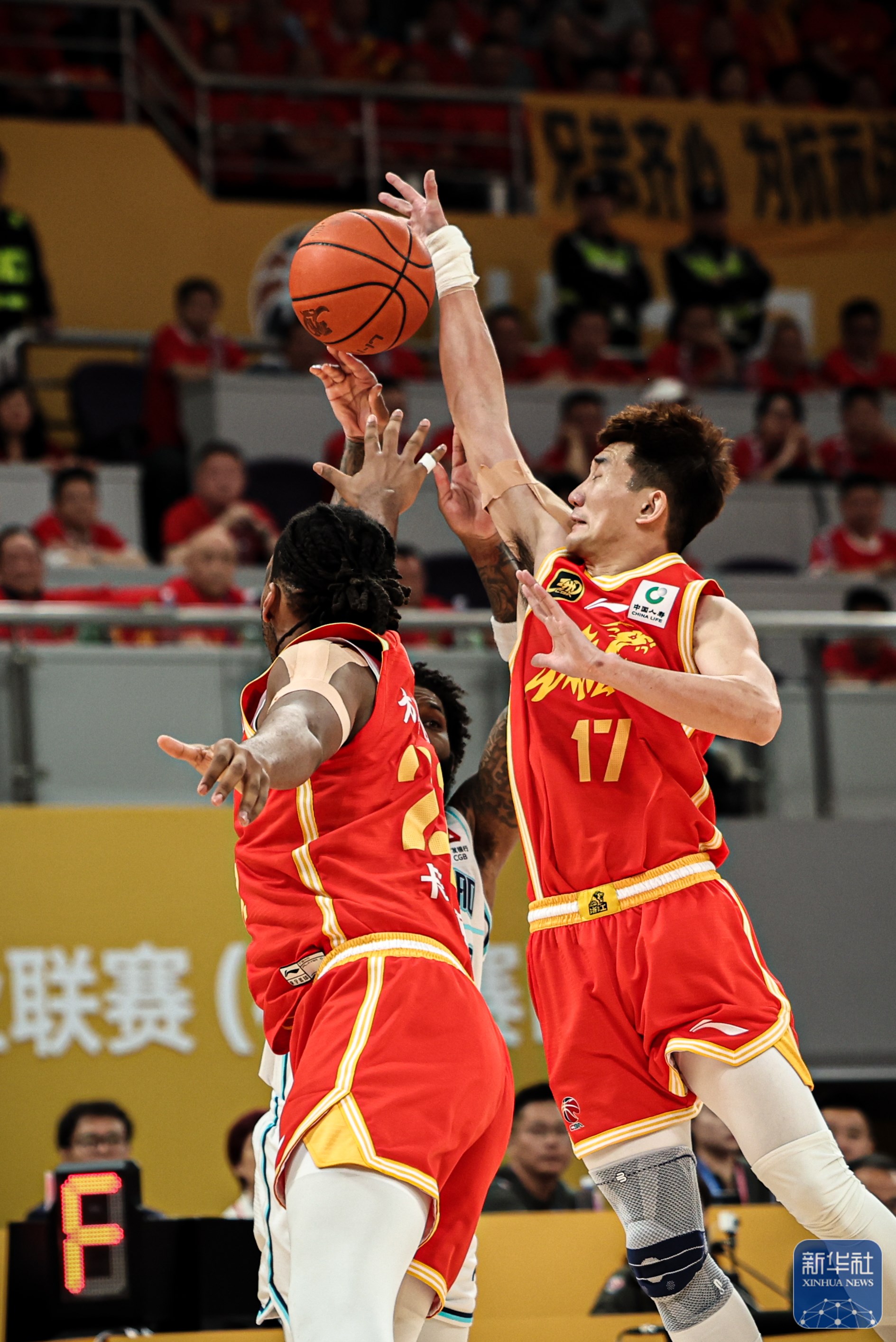 od体育网页版入口-包含凭借一波浙江队,全国篮球锦标赛成功进球,现场球迷泪目的词条